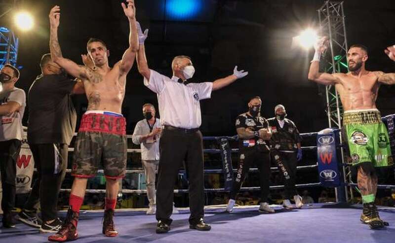 Zeus, con cara de perplejidad, tras declararse la pelea nula/Canarias//Cober.